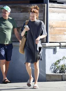 Riley Keough feet photo thumbnail