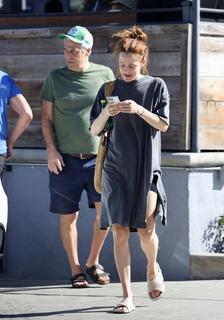 Riley Keough feet photo thumbnail