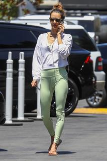 Alessandra Ambrosio feet photo thumbnail