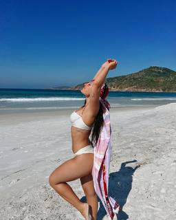 Larissa Manoela feet photo thumbnail