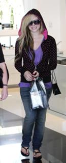 Avril Lavigne feet photo thumbnail