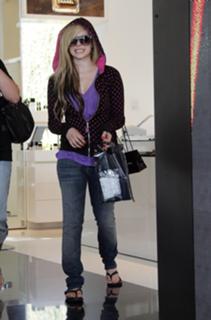 Avril Lavigne feet photo thumbnail