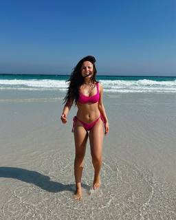 Larissa Manoela feet photo thumbnail
