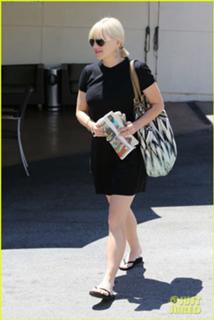 Anna Faris feet photo thumbnail