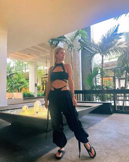 Nicole Neumann feet photo thumbnail