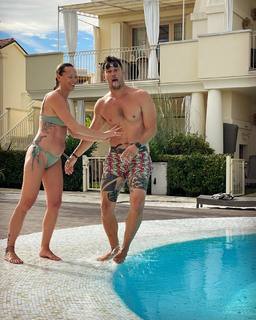 Federica Pellegrini feet photo thumbnail