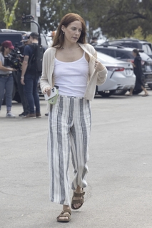 Riley Keough feet photo thumbnail