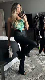 Chelsea Green feet photo thumbnail