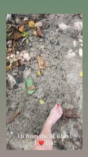 Angela Kinsey feet photo thumbnail
