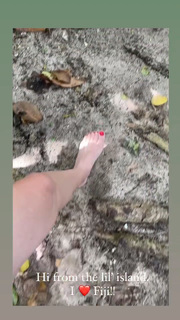 Angela Kinsey feet photo thumbnail