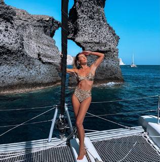 Athina Oikonomakou feet photo thumbnail