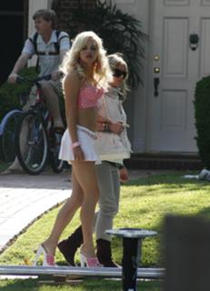 Anna Faris feet photo thumbnail