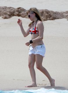 Avril Lavigne feet photo thumbnail
