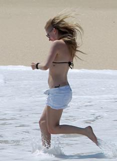 Avril Lavigne feet photo thumbnail