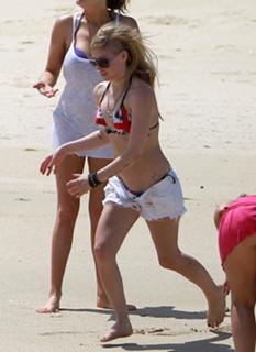 Avril Lavigne feet photo thumbnail
