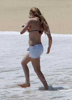 Avril Lavigne feet photo thumbnail