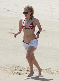 Avril Lavigne feet photo thumbnail