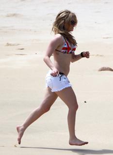 Avril Lavigne feet photo thumbnail