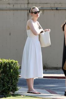 Elle Fanning feet photo thumbnail