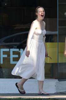 Elle Fanning feet photo thumbnail
