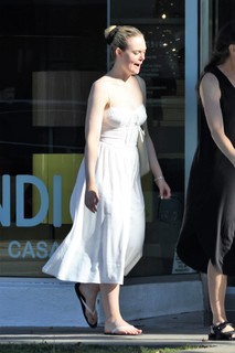 Elle Fanning feet photo thumbnail