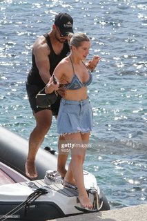 Helen Flanagan feet photo thumbnail