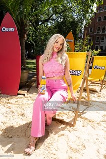 Helen Flanagan feet photo thumbnail