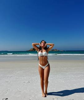 Larissa Manoela feet photo thumbnail