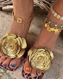 Rita Ora feet photo thumbnail