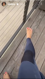 Shakira feet photo thumbnail
