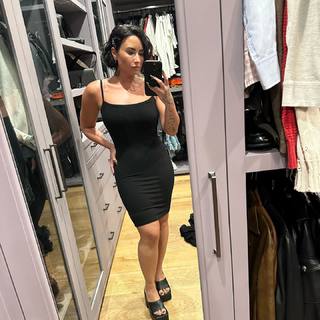 Demi Lovato feet photo thumbnail