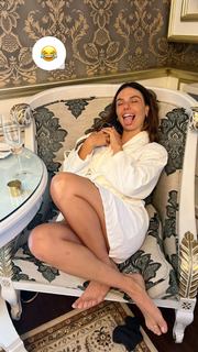 Isis Valverde feet photo thumbnail