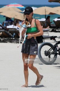 Nina Agdal feet photo thumbnail