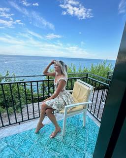 Ashley Roberts feet photo thumbnail