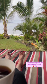 Angela Kinsey feet photo thumbnail