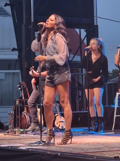 Sara Evans feet photo 4