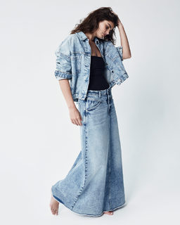 Taylor Hill feet photo thumbnail