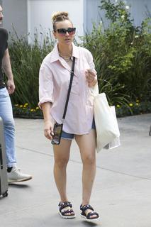 Kaley Cuoco feet photo thumbnail
