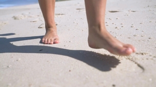 Larissa Manoela feet photo thumbnail
