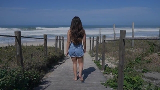 Larissa Manoela feet photo thumbnail