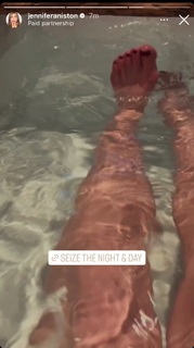Jennifer Aniston feet photo thumbnail