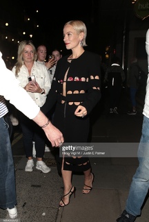 Lily Allen feet photo thumbnail