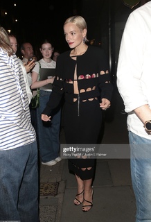 Lily Allen feet photo thumbnail