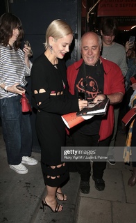 Lily Allen feet photo thumbnail
