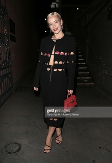 Lily Allen feet photo thumbnail