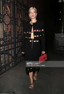 Lily Allen feet photo thumbnail