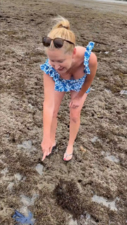 Angela Kinsey feet photo thumbnail