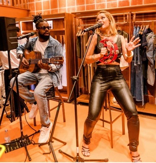 Carolina Dieckmann feet photo thumbnail