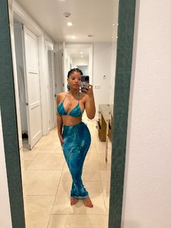 Halle Bailey feet photo thumbnail