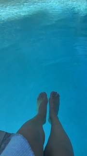 Selena Gomez feet photo thumbnail